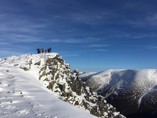 0 Winter arrives just in time #winterskills #winterclimbing #skitouring 